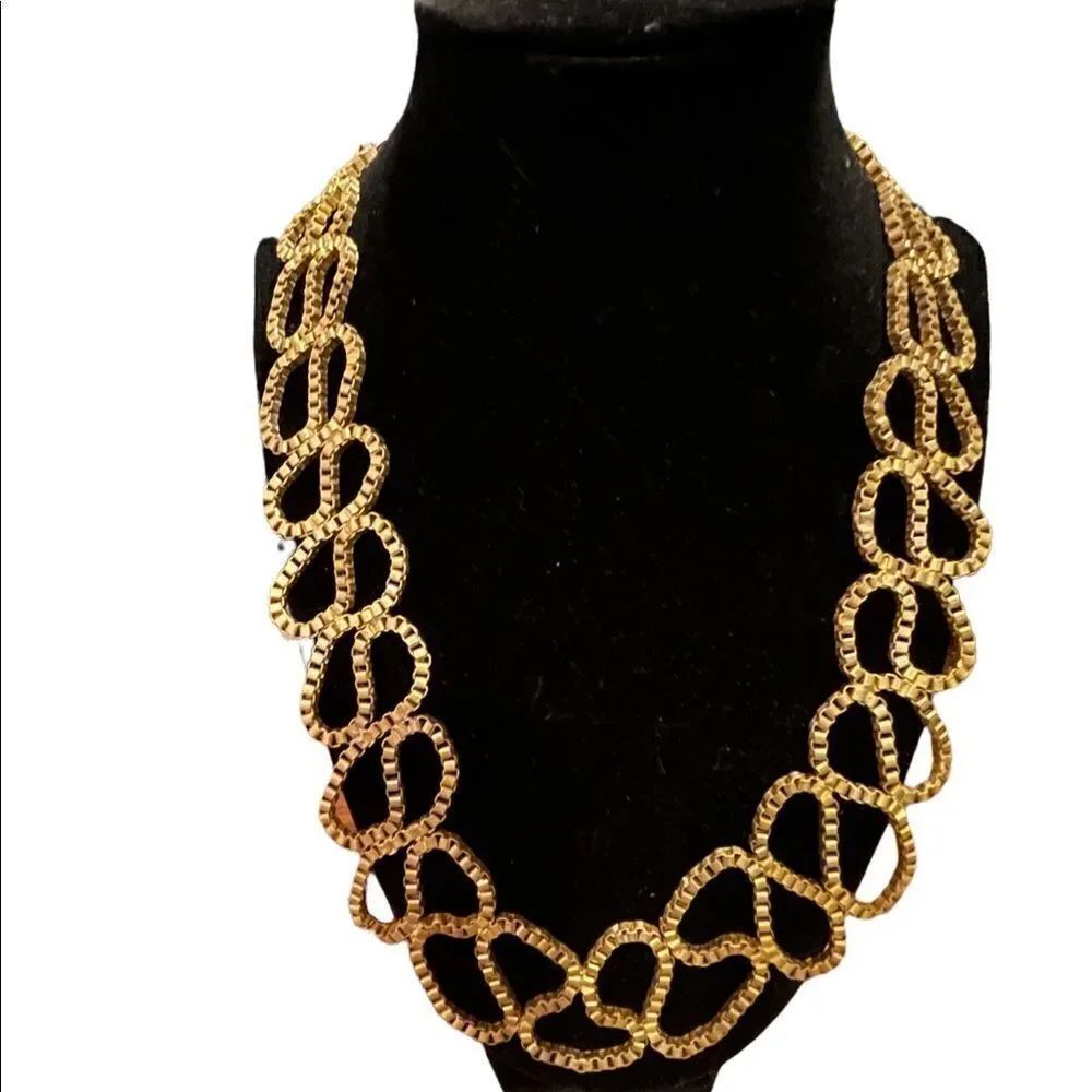 Matted gold tone chaine necklace